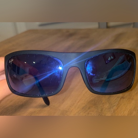 Maui Jim Black Sunglasses - Picture 6 of 9